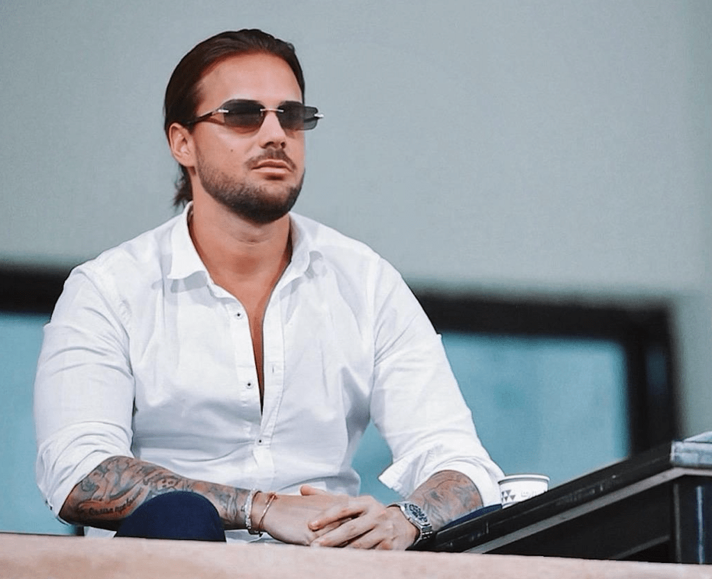 Primo piano del procuratore di calcio GIovanni Santoro